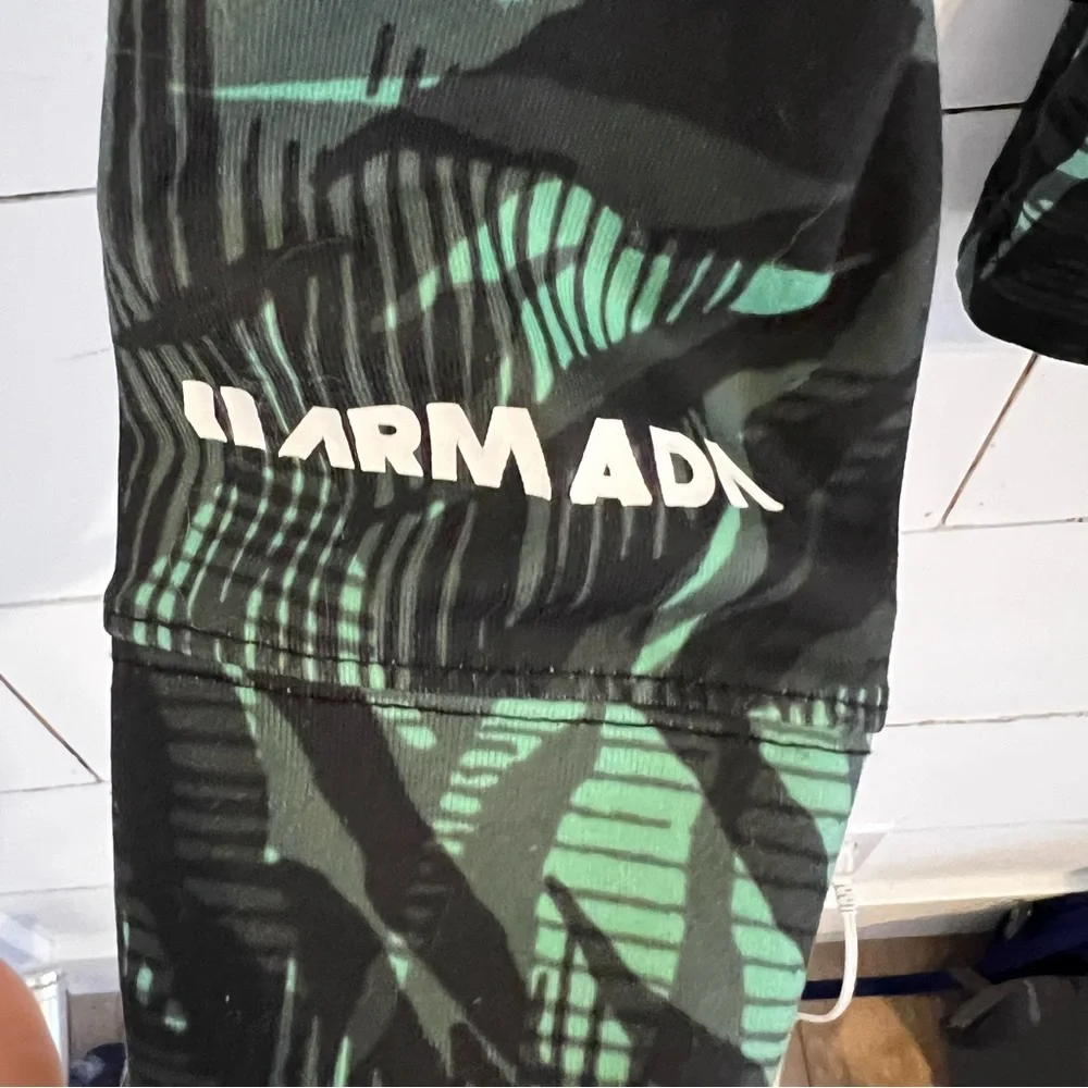Armada Palm Long Sleeve Athletic Top. Size Small. - Picture 4 of 10